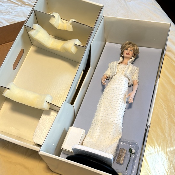 NEW IN BOX Princess Diana collector doll - Picture 8 of 8
